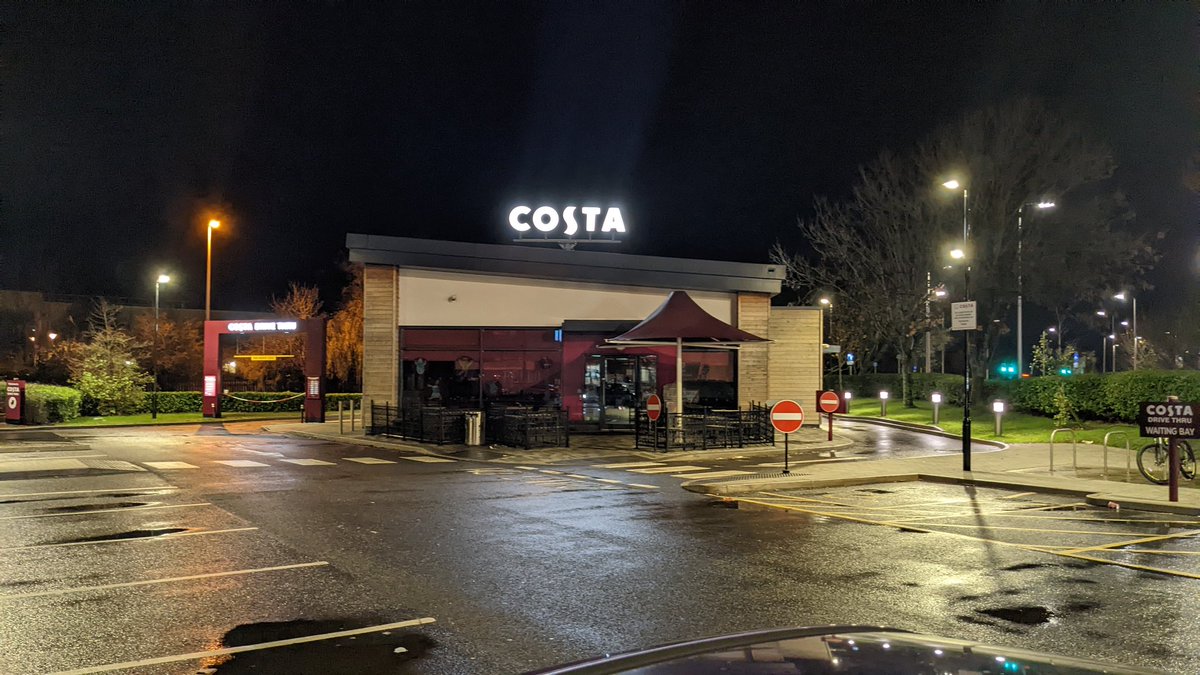 MentalFreckles's tweet photo. @CostaCoffee 
Legit, This was the sight of the store as I arrived to collect my drinks, 2 hours before the app advertises their closing time. I'm yet to receive my drinks or a refund for the order. It was really disappointing, not gonna use Costa in the future over this. https://t.co/hdyyzEbAU7