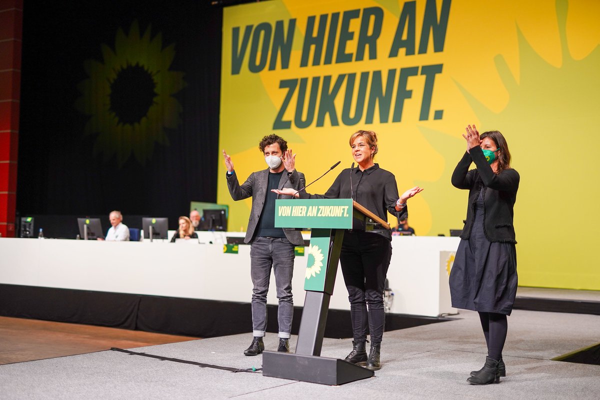 🌻Das war unsere #ldk21nrw. 3 Tage Programm- und Listenwahl liegen hinter uns. Wir freuen uns über unsere tollen Kandidat*innen und <a href="/MonaNeubaur/">Mona Neubaur</a> als unsere Spitzenkandidatin. DANKE an alle Delegierten &amp; Zuschauer*innen im Stream. Die Landtagswahl kann kommen.💪 #VonHierAnZukunft