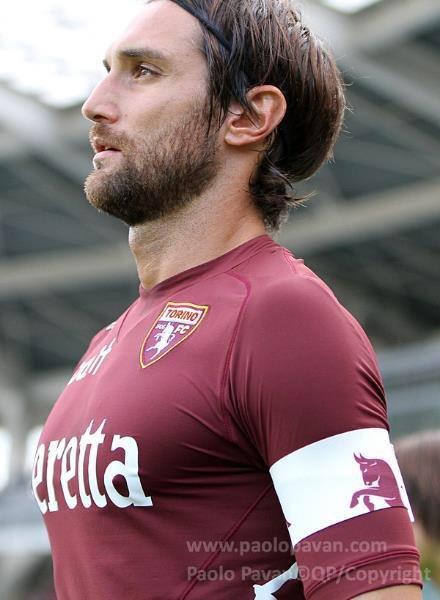 mariagattomg's tweet image. Per me la foto simbolo di @Rolly1983 Capitano al Toro è questa! Petto in fuori,orgoglio e determinazione ! Così dovrebbe essere, sempre!