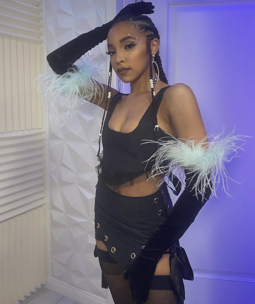 nashedaiIy's tweet photo. i think about this outfit A LOT https://t.co/xqrcmhNyeT