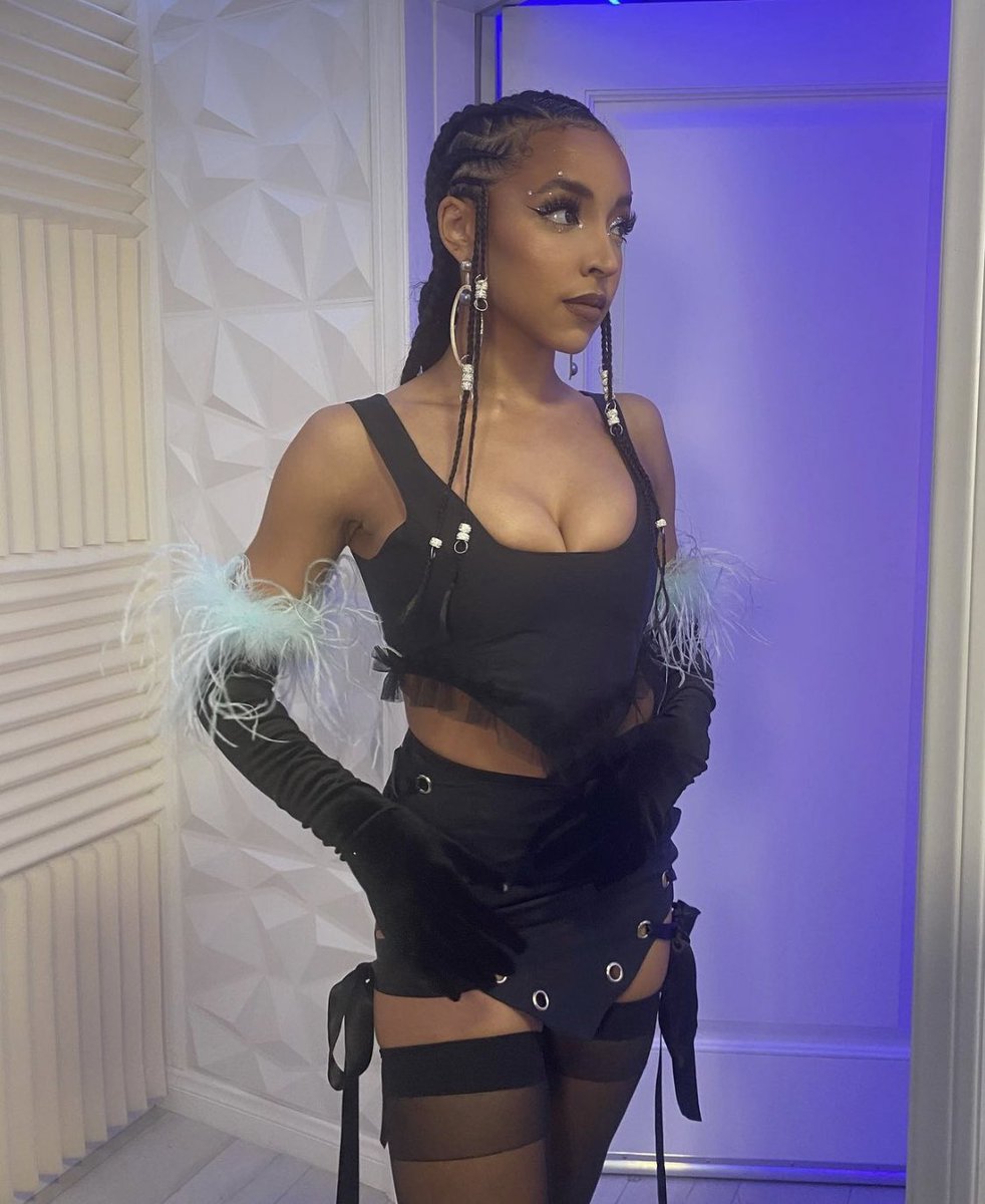 nashedaiIy's tweet photo. i think about this outfit A LOT https://t.co/xqrcmhNyeT