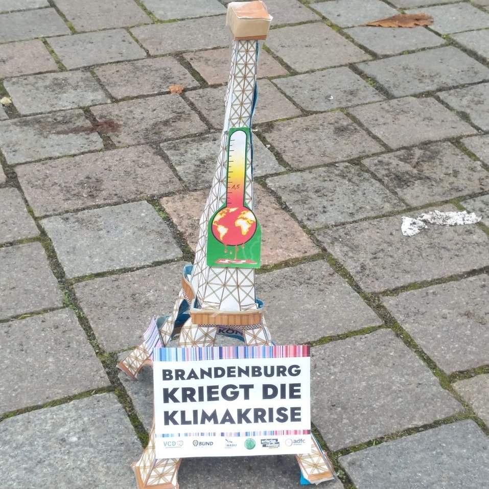 "Wir bekennen uns zu den Zielen &amp; zur Umsetzung des Pariser Klimaabkommens. Wir erkennen die Notwendigkeit einer intensiven Klimaschutz- &amp; Anpassungspolitik an" Das ist euer #Koalitionsvertrag <a href="/spdfraktionbb/">SPD Fraktion Brandenburg</a> <a href="/CDUFraktionBRB/">CDU Fraktion BB</a> &amp; <a href="/GrueneLTBB/">Fraktion Bündnis 90/Die Grünen Brandenburg</a>!
Klimaneutralität 2045 ist dafür zu spät!