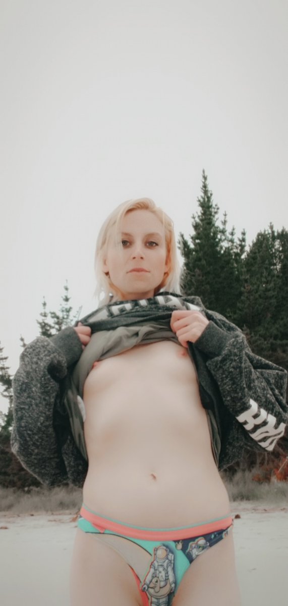 MBoreallis's tweet photo. 5am beach missions 😏 love getting outside and taking my clothes off 😜🥰 there's more pics with less on 😏😉😉 https://t.co/V5AezEdhQV