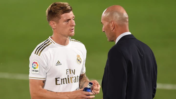 Zinédine Zidane en mars 2021 : "Quand le Barça fait 40 passes pour atteindre le but, Toni Kroos le fait en une seule passe avec le Real Madrid."