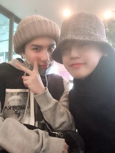 choicecafe_'s tweet photo. // food
This is for @Eleeeeez💕

The note says "Thank you for being so kind and making my day. I wanted to make you smile after finishing the test, I hope your day is amazing!"

Enjoy a gingerbread hot chocolate and sugar cookies with Donghun &amp; Sehyoon💕

@official_ACE7 | #에이스 https://t.co/Na8u3wgIZm