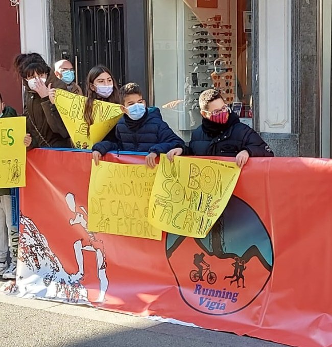 eli19_beth's tweet photo. Hi havia una vegada un grup que va començar amb un llibre que era una revolució @ratolinaemma i va acabar amb una cursa adaptada. @Marielabmwbcn #Nadalenca #divesitatFuncional #cursaadaptada https://t.co/oEm5NUXTMh