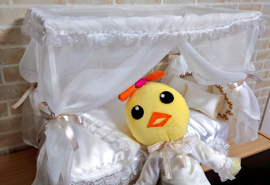 hiyokooyadama's tweet photo. お姫様ベッド完成しましたぁ〜😆💓🐥
結構可愛くできた😌💖🐥
#ぬいぐるみ　#ぬい撮り　#ひよこ　#ハンドメイド　#Princessbed
お写真上手く撮りきれなかったから、動画も撮ってみたの😉🐥💕
https://t.co/kyRbXa9CPb https://t.co/6EQNEYXMqJ