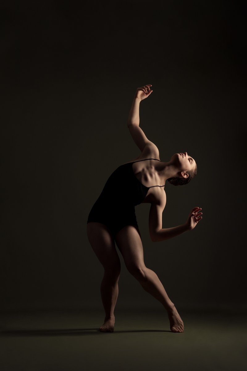 DansNeder's tweet photo. Unposed photograph of the very talented Vera Goetzee dancing in my studio. Still one of my personal favourites.
#dutchdancer #dansfotografie #moderndance #contemporarydance #dancersoftwitter https://t.co/IlEjjPPc19