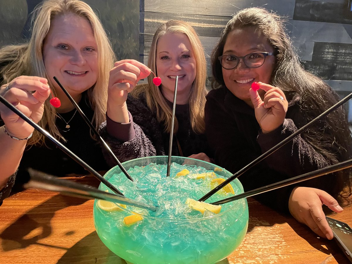 Predxican98's tweet photo. Not everything is big in Texas !! Is also big in Vegas. #DrinkUp #sharingislove❤️ https://t.co/BDhsP5QO1Z