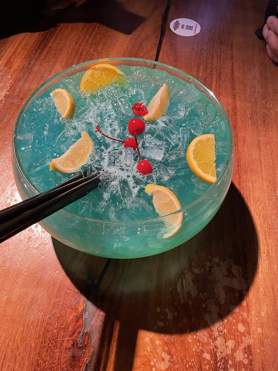 Predxican98's tweet photo. Not everything is big in Texas !! Is also big in Vegas. #DrinkUp #sharingislove❤️ https://t.co/BDhsP5QO1Z
