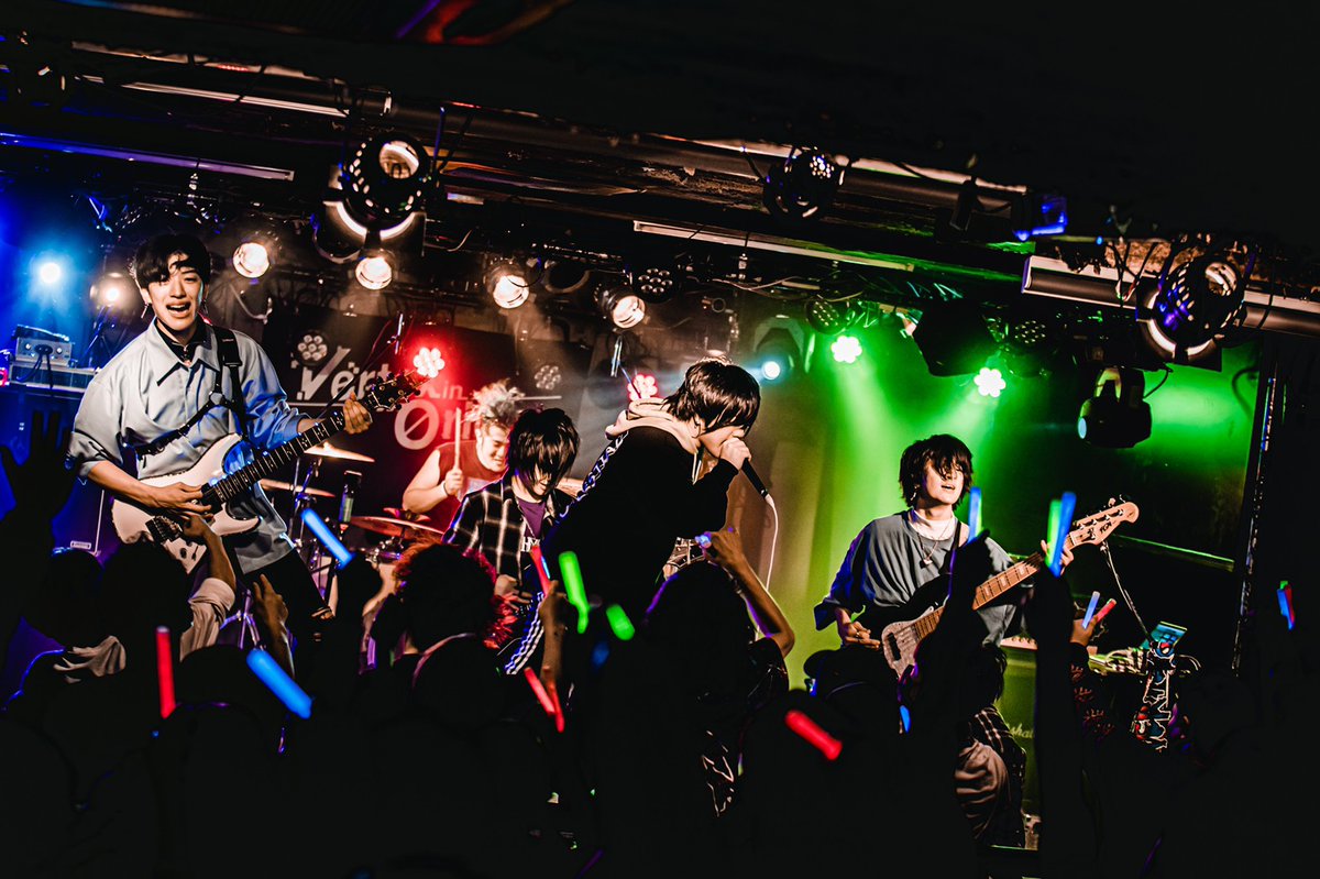 01shinchan28's tweet photo. Vertex in Originとして活動してきた中で

1つだけはっきり言えるのはメンバーがこいつらでよかった。
お前らじゃなきゃVertex in Originは完成しなかった。

これからのみんなの人生が薔薇色の道でありますように。 https://t.co/b3U7K1Q4ub