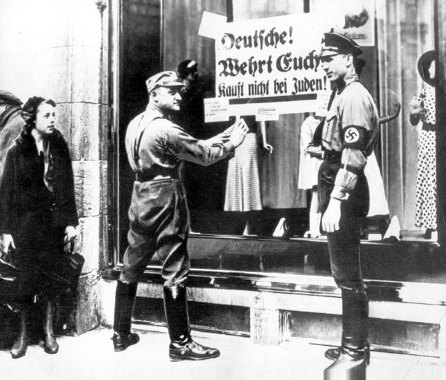 DeTocqueville14's tweet photo. On the left, 1930's Germany: "don't buy from the jews"

On the right, 2021 Germany: "don't buy from the unvaccinated"

The people who said 'never again' are doing it again. https://t.co/5jYJFv7y8a