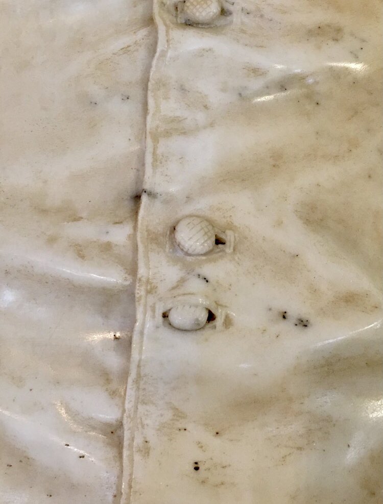 LaRanaGitana's tweet image. Detalle de una escultura de Bernini, siempre dejaba un botón medio desabrochado, era casi su firma.