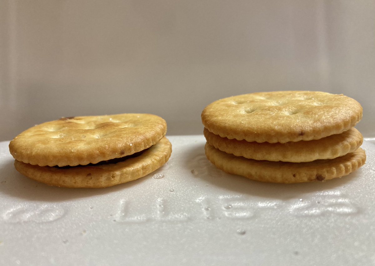 リッツチョコサンドを食べてたら不思議なチョコサンドがあった。

写真２枚目、左が通常、右がレアなチョコサンド。