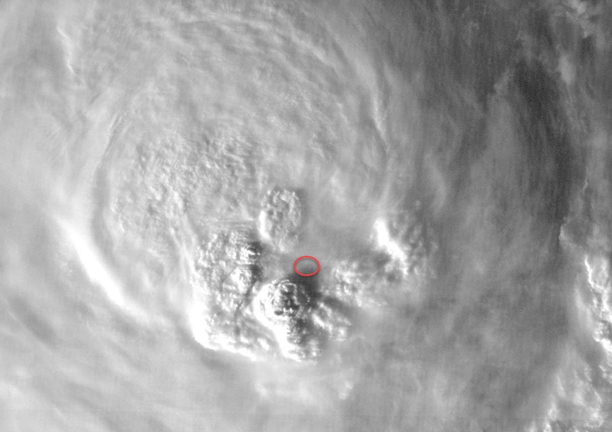 HaurakiGulfWx's tweet image. Sunset for #CycloneRuby. Towering deep inner clouds now surround a clouded eye, as #TCRuby attempts to close the eyewall. #NewCaledonia
Pressure 996 hPa
Cat 1
Wind 75 km/h
Wind Gusts 110 km/h
Location 15.1°S 157.9°E
Tracking SE at 12 km/h
More details at haurakigulfweather.com/current-cyclon…