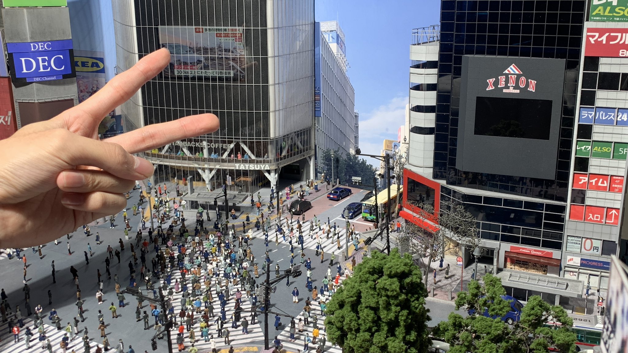 Cityscape Studio 都市モデラーmajiri スクランブル交差点完成です 大学生の時から作り始め 1年以上の制作を続けてきたジオラマがついに完成しました 制作協力者様 ガレージt様 Garage T164 道路 ビル看板のデザイン ミニチュア人形のyfs様