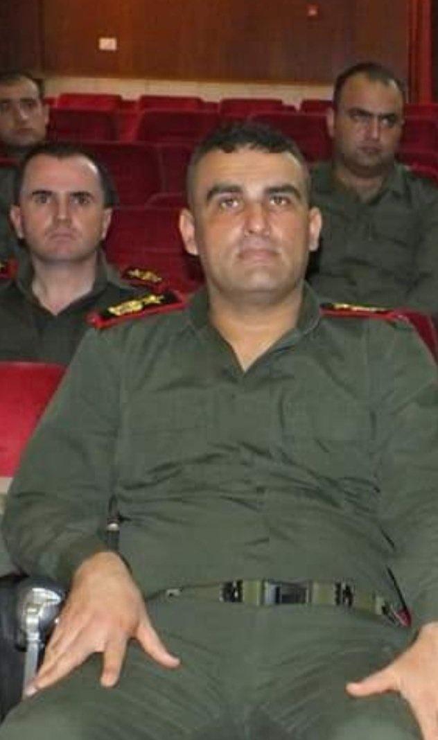 تم #اسر هذاالمقدم النصي.ري البارحةابن جبلة(حسن عاصف بيك)على الباب القبلي لمدينة #تدمر بكمين محكم فتم ربطه باربع سيارات وتقطيعه بعدأن #شاهدوا_بجواله مقاطع وهويعذب #أسرى_وأسيرات من أهل السنةكانوا #قيد الاعتقال عنده

التوقيع دواسين الظلمة(ولاينالون من عدونيلا"إلاكتب لهم به عمل"صالح