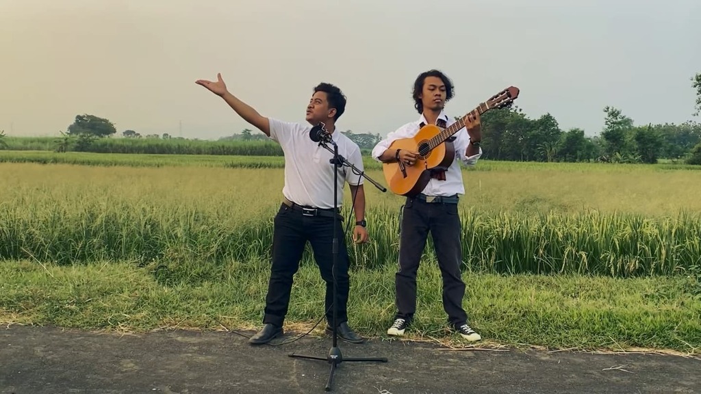 fasbuk_kds's tweet photo. Podcast Fasbuk Edisi Pandemi Bersama @aan_hariyanto_sastro_amijoyo dan @yahyaharyantoo 
Jangan Lupa Lihat Video Utuhnya di Youtube FASBuK yaa,
Like dan Subcribe Juga,, 
#fasbuklanjutlagi #fasbuk #Indonesiakaya #baktibudayadjarumfoundation #kudus #jawaten… https://t.co/gINKNqW2pJ https://t.co/GK1e22NLSc