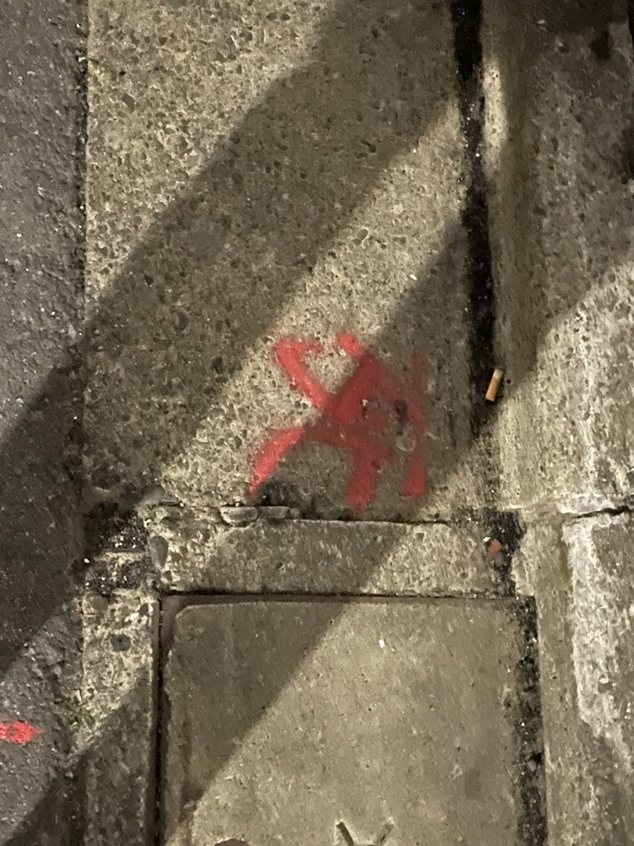 chankee2nd's tweet photo. 小岩、最高の町なので数歩おきに床に赤字で「死」と書いてある… https://t.co/RYPAkp2aLX