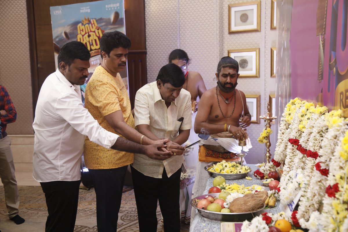 LycaProductions's tweet photo. Here's the pooja stills from #NaaiSekarReturns 

#Vadivelu @Director_suraaj @Music_Santhosh @UmeshJKumar @dharmachandru @Yuvrajganesan @proyuvraaj @teamaimpr @EditorSelva https://t.co/mPVlteGqkR