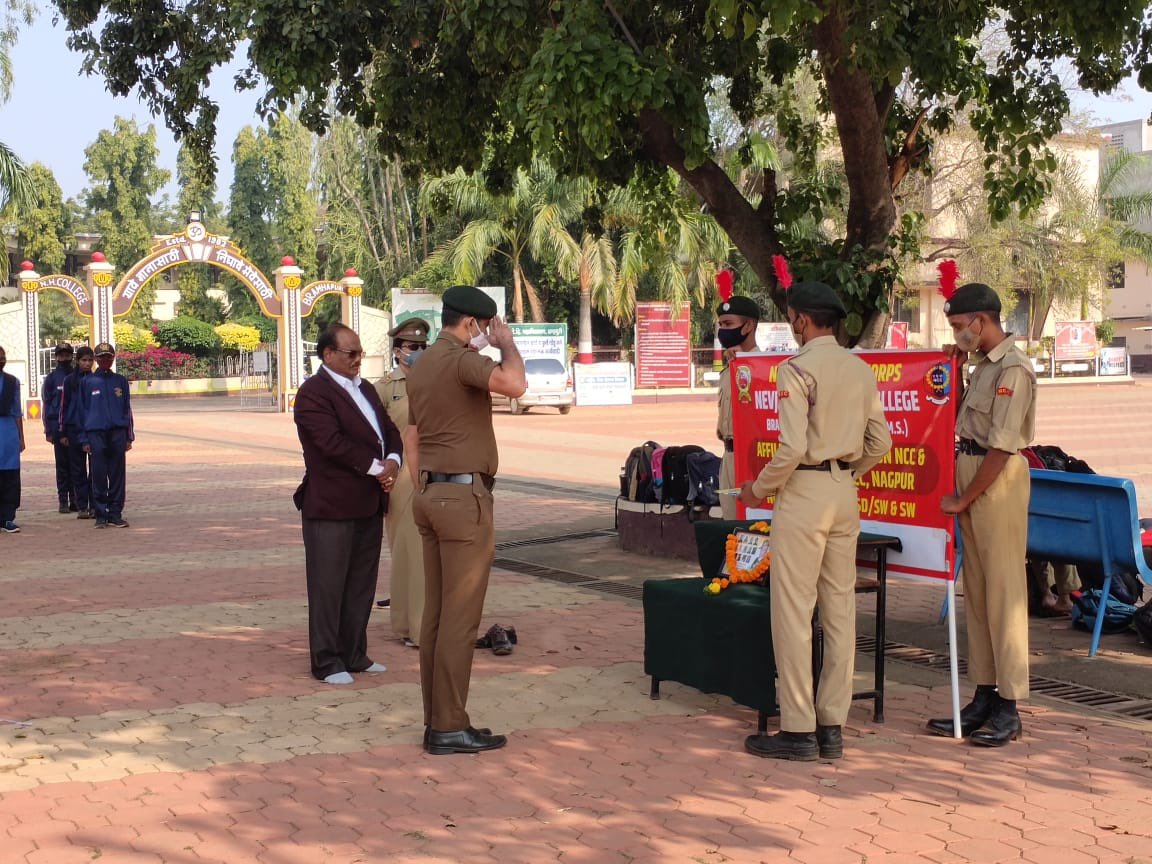 simplyabhie's tweet photo. #NationalCadetCorps
NCC Unit, NH College &amp; NH Girls School Bramhapuri, 20 Mah Bn NCC Ngp, offered floral tributes to CDS General Bipin Rawat, his wife &amp; the Army Officers martyred in IAF helicopter crash near Coonoor. Two minutes silence was observed to pay homage to the martyrs. https://t.co/DNDVee6jjk