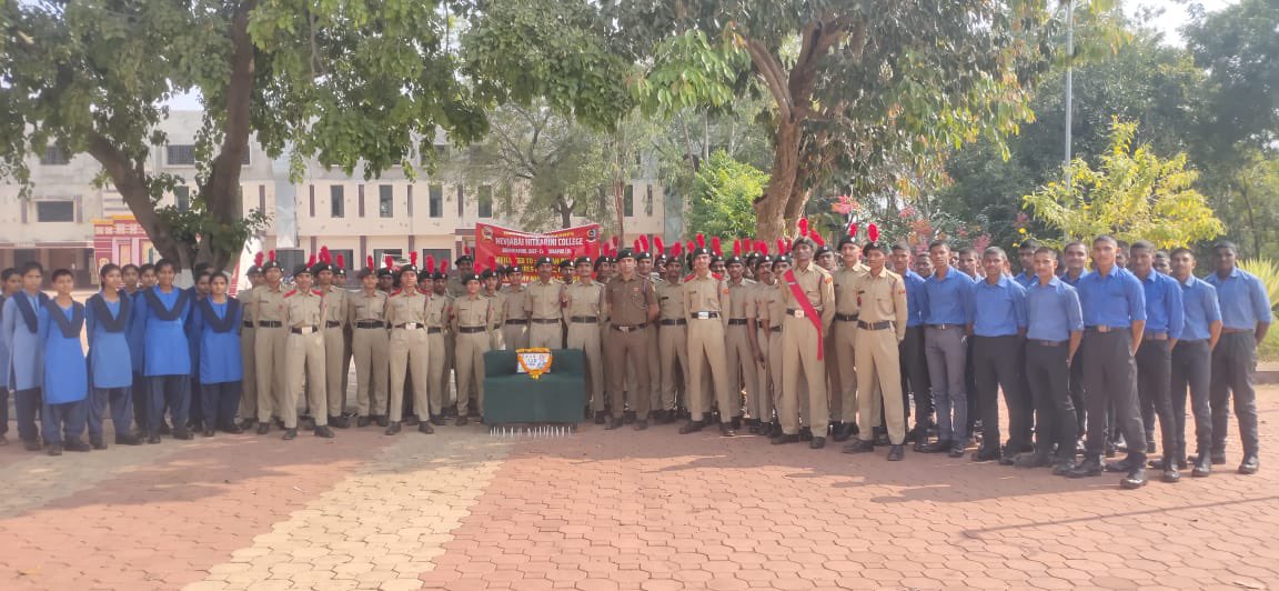 simplyabhie's tweet photo. #NationalCadetCorps
NCC Unit, NH College &amp; NH Girls School Bramhapuri, 20 Mah Bn NCC Ngp, offered floral tributes to CDS General Bipin Rawat, his wife &amp; the Army Officers martyred in IAF helicopter crash near Coonoor. Two minutes silence was observed to pay homage to the martyrs. https://t.co/DNDVee6jjk