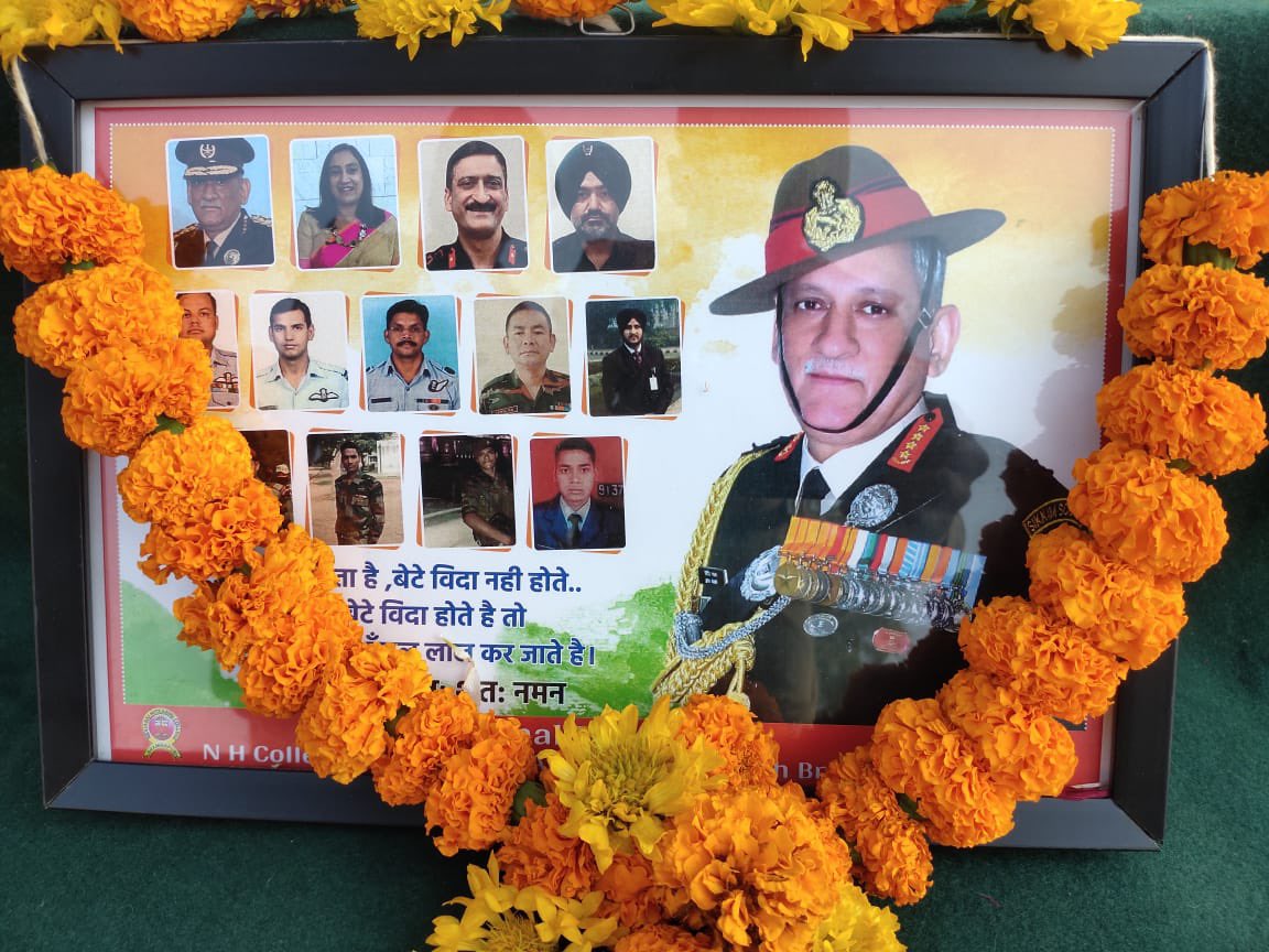 simplyabhie's tweet photo. #NationalCadetCorps
NCC Unit, NH College &amp; NH Girls School Bramhapuri, 20 Mah Bn NCC Ngp, offered floral tributes to CDS General Bipin Rawat, his wife &amp; the Army Officers martyred in IAF helicopter crash near Coonoor. Two minutes silence was observed to pay homage to the martyrs. https://t.co/DNDVee6jjk