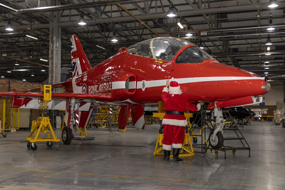 RAF_Cosford's tweet photo. During a recent engineering liaison visit to RAF Cosford Santa was heard to remark that if he hadn’t gone into the family business he definitely would have been an @rafredarrows pilot. https://t.co/SoiehOGk91