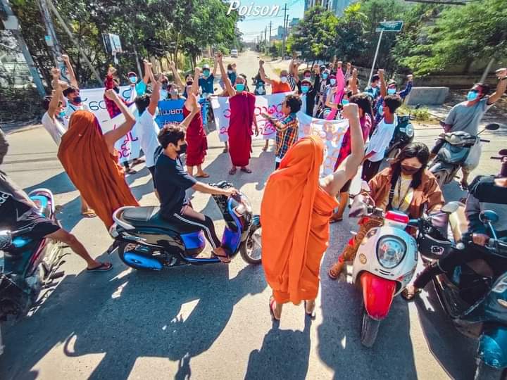 b3rry_y's tweet photo. General Strike in Mandalay today !! We try any ways to protest the military terrorists.We never stop, no one can't stop us.We fight till end !!

#WarCrimesOfJunta #Dec12Coup
#WhatsHappeningInMyanmar https://t.co/qlWo6usw9v