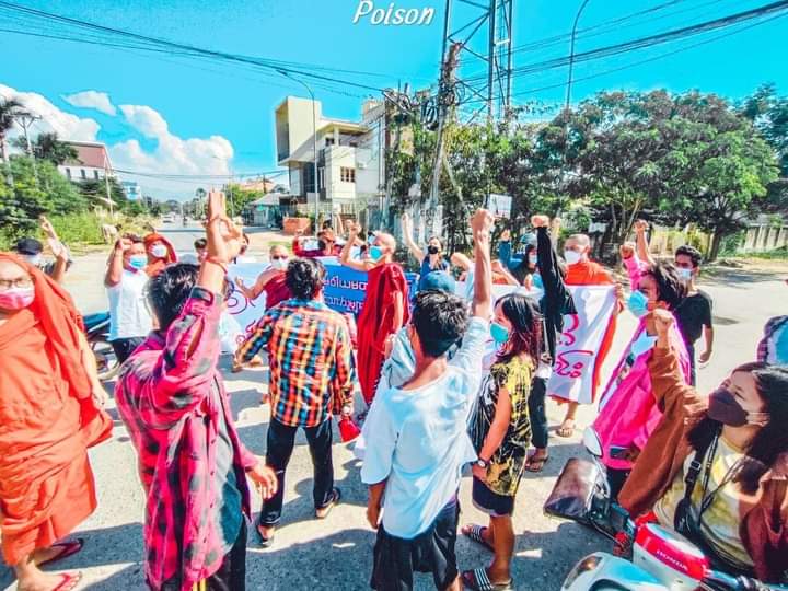 b3rry_y's tweet photo. General Strike in Mandalay today !! We try any ways to protest the military terrorists.We never stop, no one can't stop us.We fight till end !!

#WarCrimesOfJunta #Dec12Coup
#WhatsHappeningInMyanmar https://t.co/qlWo6usw9v