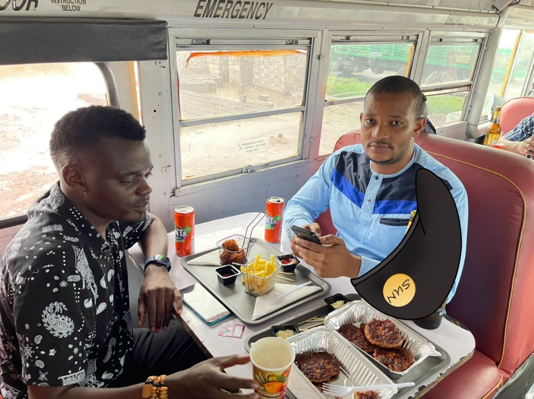 Fidelemzb's tweet photo. J'ai été canonisé par le saint homme @kakese_leon l'homme de "largement pathétique" sous une pluie battante dans le #BUS_BURGER.
Un monsieur très ouvert et chaleureux.

Merci cher saint homme. https://t.co/M0qbJLJWMp