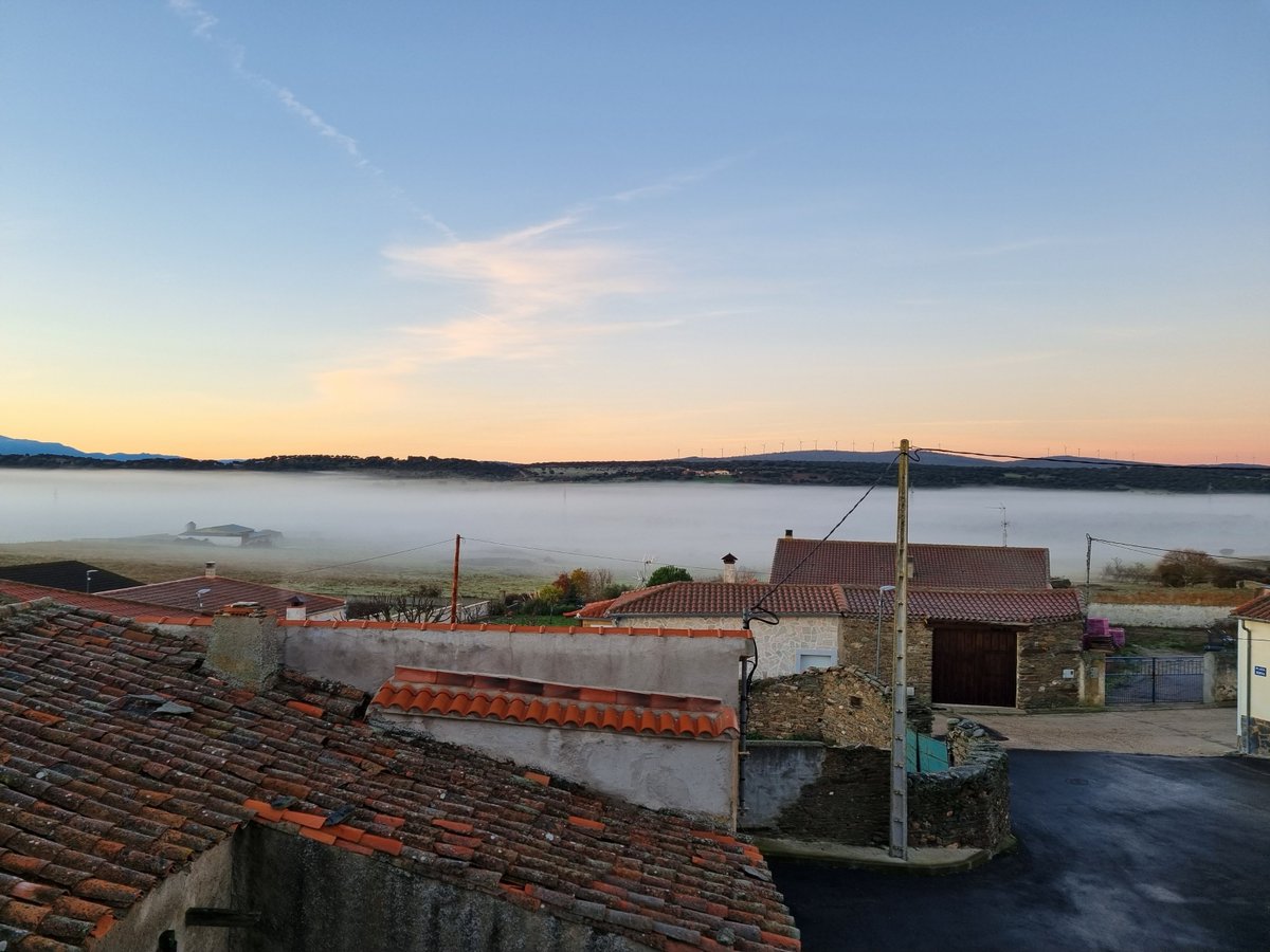 crisbionutri's tweet photo. 🌬️Amanece con niebla en Pedrosillo de los Aires (Salamanca) @tiempobrasero @ElTiempoA3 @TiempoCyLTV https://t.co/L11hVYPhtn