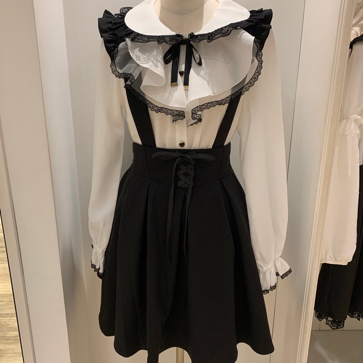 SHIBUYA109NET's tweet photo. 3階 Secret Honey🎞💛

シーハニで大人気のバックリボンと
バッスルデザインのスカートが可愛い🧸

ウエストはコルセット風の
デザインで脚長も効果抜群だよ🙆🏼‍♀️✨

#109XMAS https://t.co/S7fnTZZatS