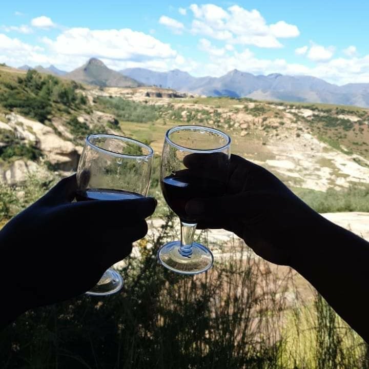 caves_kome's tweet photo. Sunday drive for beautiful scenery and lunch...sure we welcome you.
#VisitLesotho
#Knowyourcountry
#LesothoHaeso https://t.co/2RPe8Mtcpx