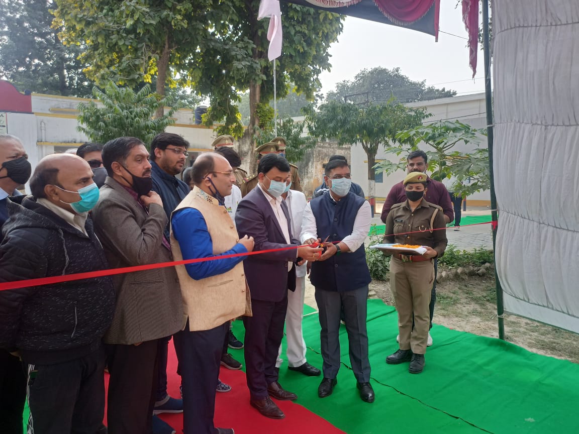 KanpurOuterpol's tweet photo. #रिजर्व_पुलिस_लाइन_कानपुर_आउटर में #FITA द्वारा आयोजित निःशुल्क स्वास्थ्य जॉच शिविर का श्री आनन्द प्रकाश तिवारी अ0पु0आ0 कानपुर कमिश्नरेट के साथ #SpKanpurOuter द्वारा उद्घाटन किया गया जिसमें समस्त अधि0/कर्म0 द्वारा अपना स्वास्थ्य परीक्षण कराया एवं निःशुल्क दवायें लीं। https://t.co/eWCji2jlvA