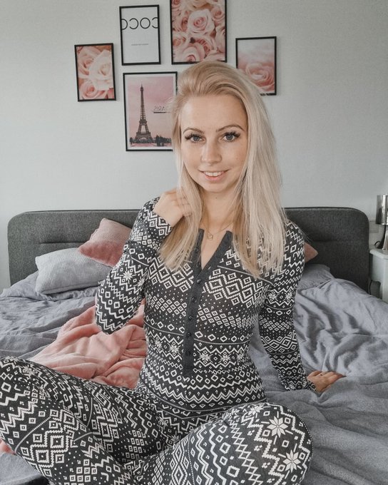 Allen einen sch&ouml;nen 3.Advent 🕯️🕯️🕯️ und Lazy Sunday 💖 ___________________________________________________ <a href="/tag/fashion"class="tags"><span>#fashion</span></a><a href="/tag/sweet"class="tags"><span>#sweet</span></a><a href="/tag/girl"class="tags"><span>#girl</span></a><a href="/tag/goodmorning"class="tags"><span>#goodmorning</span></a><a href="/tag/morning"class="tags"><span>#morning</span></a><a href="/tag/weekend"class="tags"><span>#weekend</span></a>