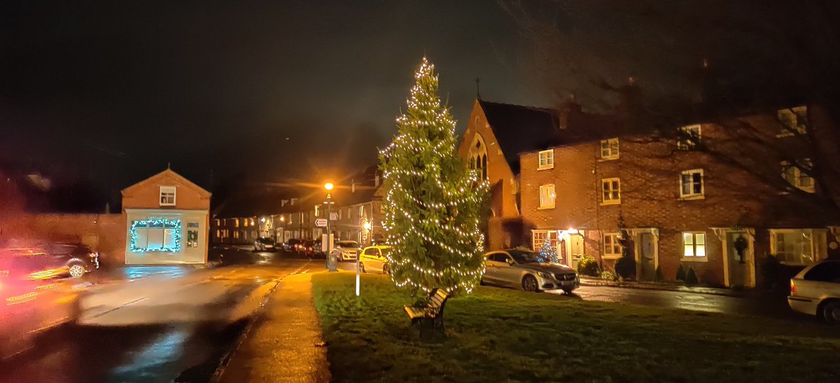 So lovely to see the traditional tree on the green looking so splendid with #cornercottagebakery providing a lovely window display to compliment...<a href="/kinetonbiz/">Kineton.biz</a> <a href="/Kinetoninfo/">Kineton.Info</a>
