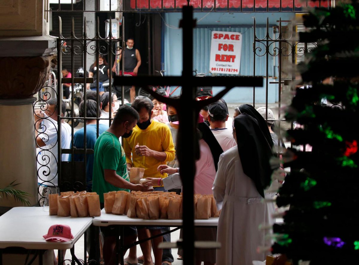 rapplerdotcom's tweet photo. LOOK: Benedictine sisters of St. Scholastica's College Manila offer free lugaw to residents and passersby as part of their weekly "Libreng Lugaw" program in support of VP Leni Robredo’s presidential bid in 2022. 📷: OVP #PHVote #WeDecide | via @maracepeda https://t.co/PFNN1ncuh3