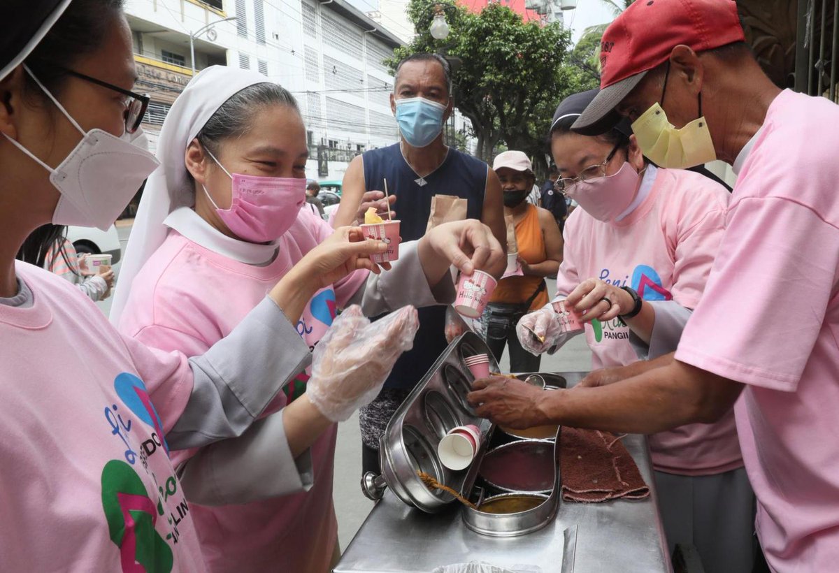 rapplerdotcom's tweet photo. LOOK: Benedictine sisters of St. Scholastica's College Manila offer free lugaw to residents and passersby as part of their weekly "Libreng Lugaw" program in support of VP Leni Robredo’s presidential bid in 2022. 📷: OVP #PHVote #WeDecide | via @maracepeda https://t.co/PFNN1ncuh3