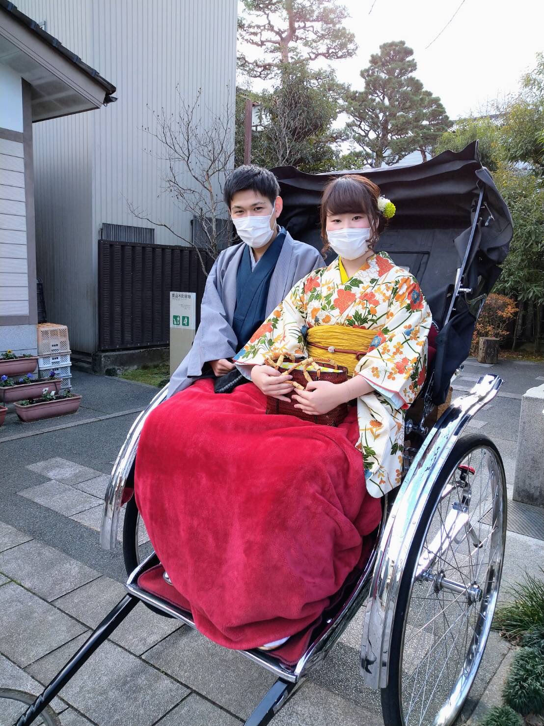 金沢着物レンタル 金澤着楽々 雨が多い冬の金沢で 珍しく晴れが続いて暖かい日でした オプションの人力車はお申し込みが有れば お着替えしてすぐ店前から出発出来ます 30分 2名様 8000 ﾟ 金沢 を歩くなら金澤着楽々で