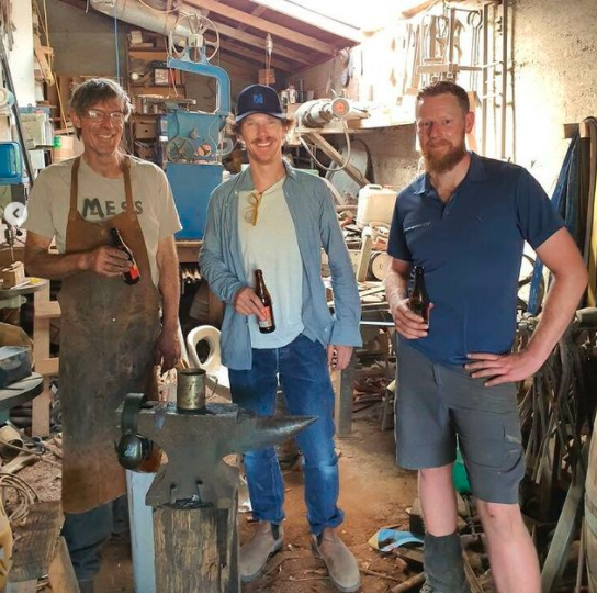 ninagoe's tweet photo. Did he learn how to use knives for #ThePowerOfTheDog ? BTS photo of #BenedictCumberbatch in Central Otago, NZ 🎬
https://t.co/LCcG40aFvF https://t.co/igknTMchza