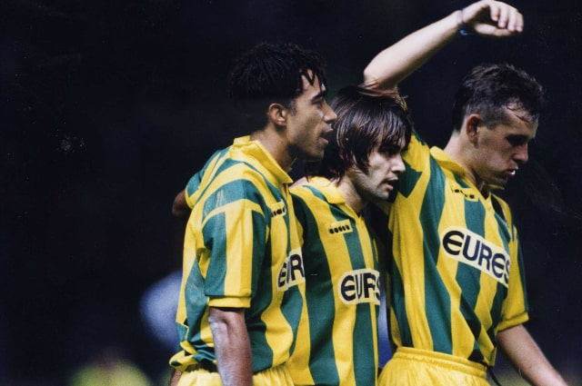 Le FC Nantes détient le record du plus grand nombre de matches sans défaite d’affilée dans le championnat de France : 32 matches. Les Canaris n’ont pas perdu de la 1re à la 32e journée lors de la saison 1994-1995.