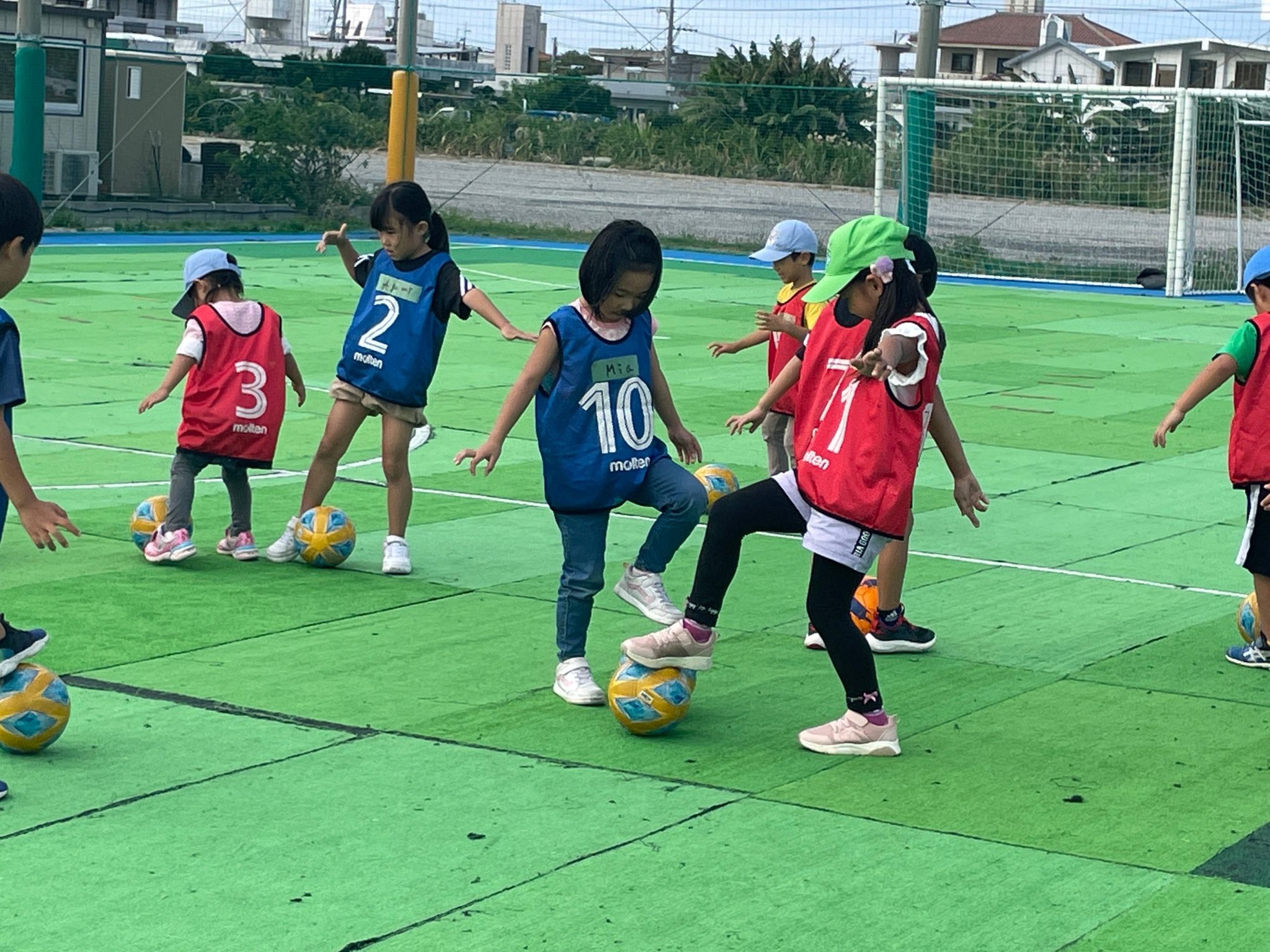 湘南ベルマーレ営業部 英語でサッカー In沖縄 オフィシャルクラブパートナー の ワールド ファミリー 様とのコラボ企画 全国12か所で開催し今日で最終回 Fc琉球さんご承諾の上開催 英語を話しながらサッカーする とっても楽しいスクール