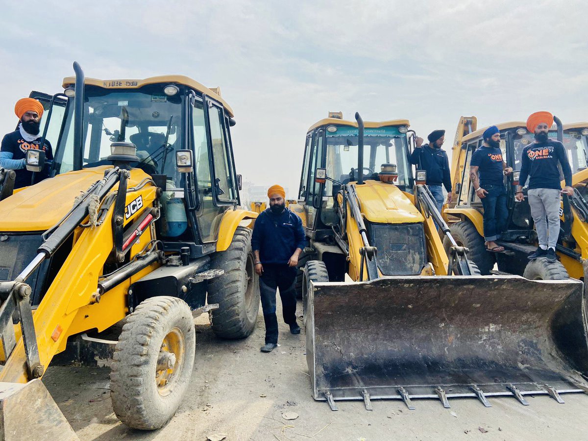 khalsaaid_india's tweet image. @khalsaaid_india has not left the protest sites yet!
Our teams called in 10 JCB’s to get the protest sites cleaned.
Thank you for your support!
#farmersprotest #khalsaaid #khalsaaidindia