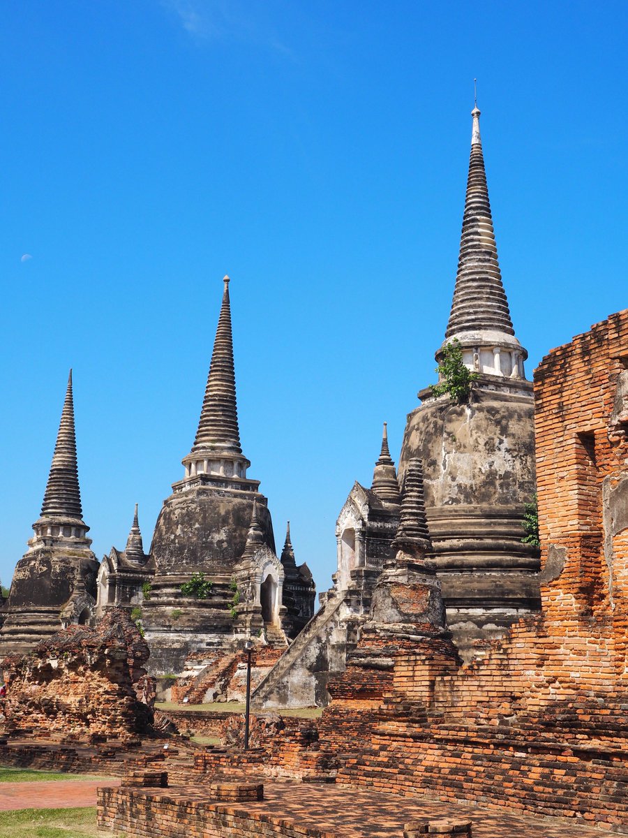 #THAILANDE 📍#Ayutthaya 

Le Wat Phra Si Sanphet construit en 1350 était le plus important temple du temps d’Ayutthaya puisqu’il s’agissait du palais résidentiel. 

#watphrasisanphet #wat #temple #asie #asia #voyage #Thailand