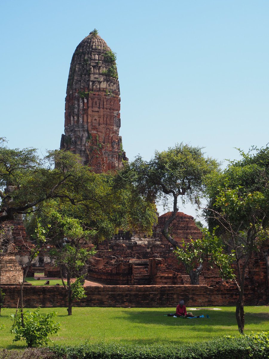 #THAILANDE 📍#Ayutthaya 

Le Wat Phra Ram fut construit dès 1369 par le roi Ramesuan, sur le lieu de crémation de son père, le fondateur du Royaume d’Ayutthaya, le roi U-thong. 

#watphraram #wat #temple #asie #asia #voyage #Thailand