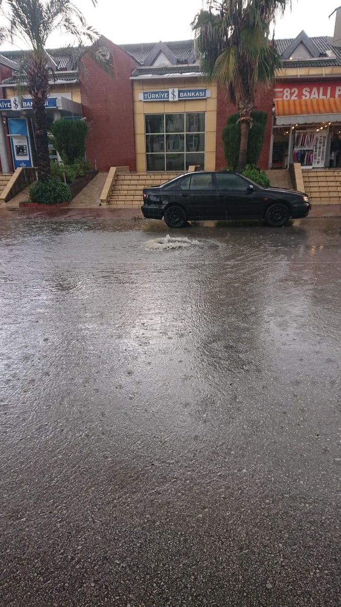 Dün yağan yağmurda, turizm cenneti Kemer'den kareler.
Demekki belediyecilik park, turist kazıklamak için hediyelik eşya standları açmakla olmuyormuş.
<a href="/kemerbelediye/">Kemer Belediyesi</a>
<a href="/necatitopalolu1/">Necati Topaloğlu</a>