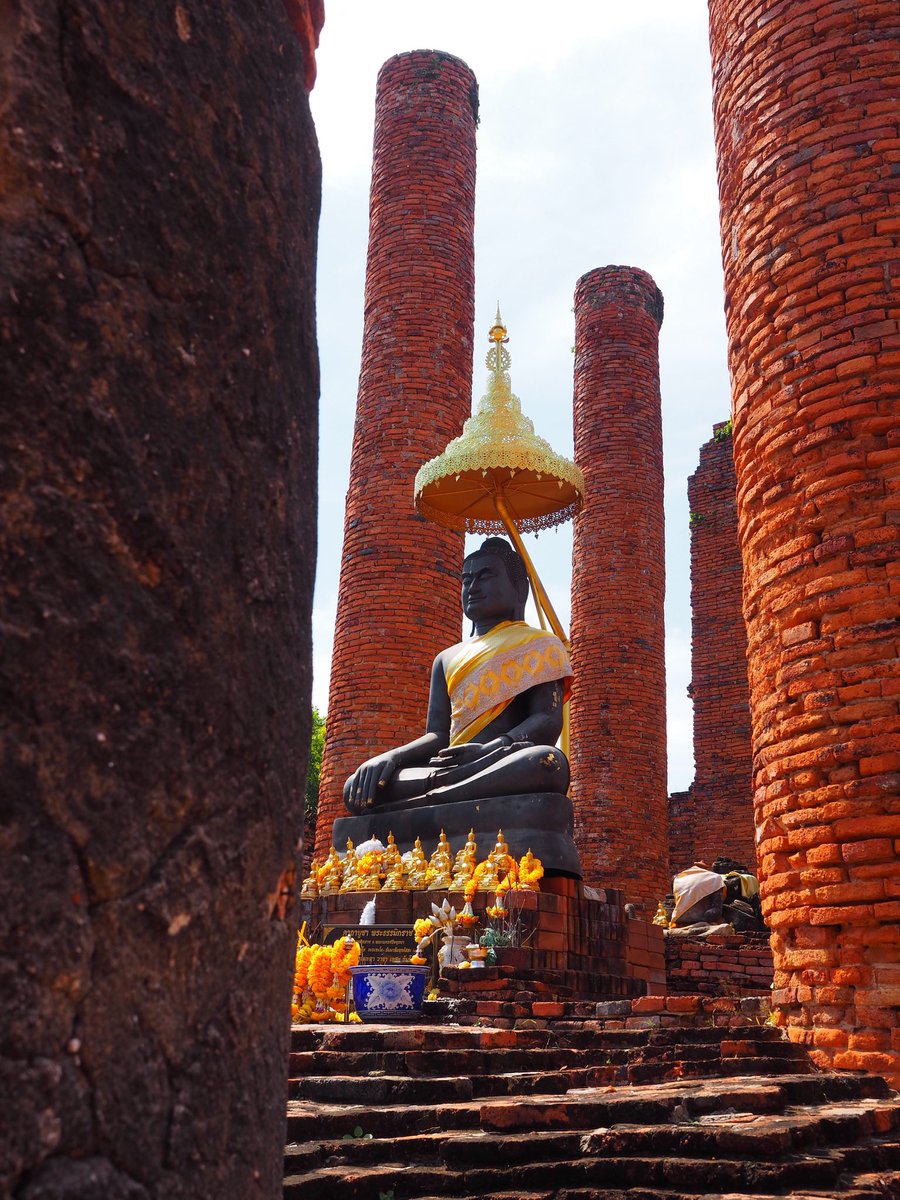 #THAILANDE 📍#Ayutthaya 

Le Wat Thammikarat, construit avant la fondation d'Ayutthaya, abritait autrefois une tête de Bouddha en bronze datant de la période U-Thong (une reproduction est visible). 

#wat #temple #asie #asia #voyage #Thailand