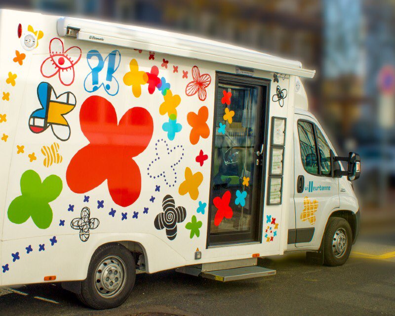 Seyyar kütüphane 🚌📚✨
Çocukken mahallemize ayda bir uğrardı. Kitap okuma alışkanlığı kazanımıma en büyük etkenlerden biridir. Şimdilerde ise pek yaygın değil Fransa’da. Çocuklarımın böylesi güzel bir otobüse, heyecanla koşmalarını görmeyi o kadar isterim ki!🎈