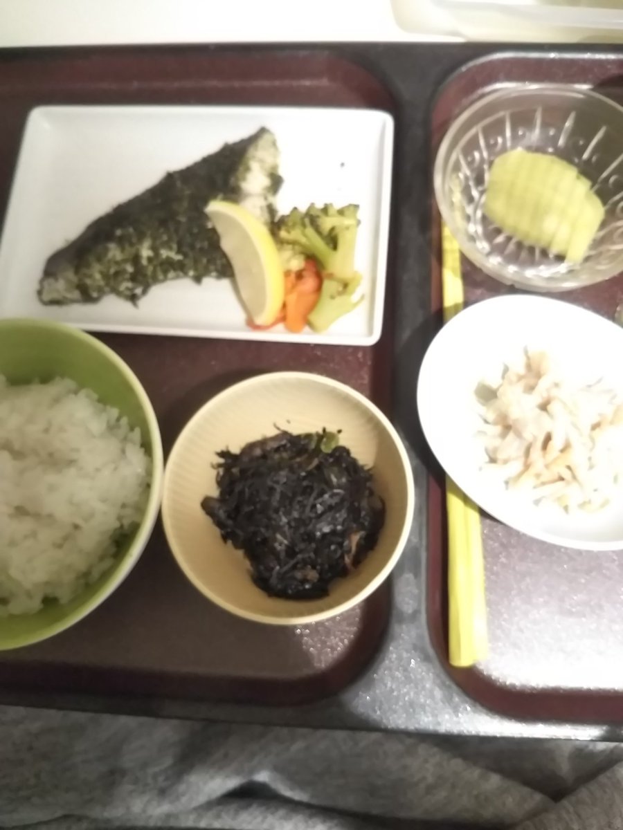 今夜のディナーは
青のりの鯖焼きと小鉢
ただの塩焼きにしないセーンス
入学して10日
嬉しいのは他人にご飯作ってもらえるってこと。
キウイと日記のデザートもどうぞ